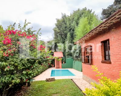 Excelente casa linear em área nobre de Itaipava.