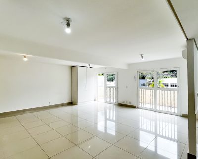 Loft moderno e bem iluminado