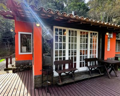 Casa charmosa em condomínio na serra 
