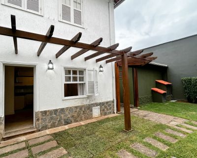 Casa charmosa em condomínio - Nogueira 
